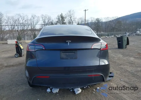 2024 Tesla Model Y Long Range Dual Motor All-Wheel Drive/Rwd z USA, uszkodzony, nr VIN 7SAYGDEDXRF108516